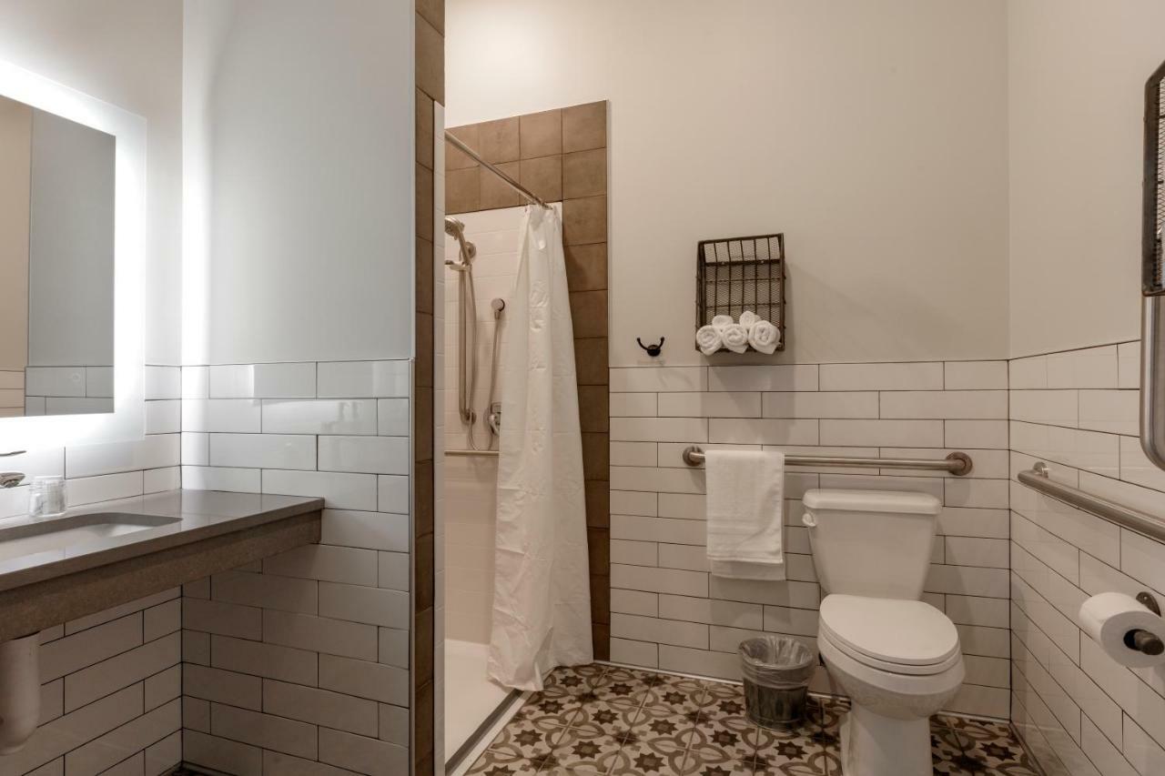 Compass Rose Lodge Huntsville Bagian luar foto